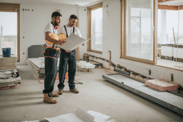 2 Handwerker befinden sich in einem Rohbau und optimieren die Arbeits- und Versorgungsabläufe unter Berücksichtigung der gesetzlichen, hygienischen und arbeitsschutzrechtlichen Vorgaben.